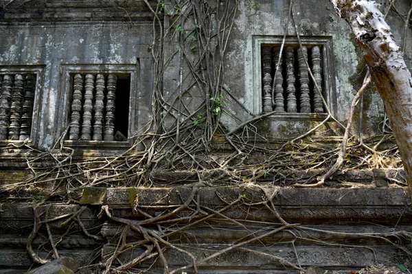 在柬埔寨西部暹粒城市附近的坦普尔废墟 Mealea 公里处的窗口 — 图库照片