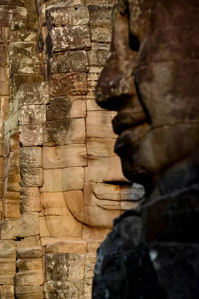 バイヨン寺院の石の顔 テンペル遺跡のアンコールトム アンコール カンボジアの西のシェムリ アップ市近くの寺市 — ストック写真