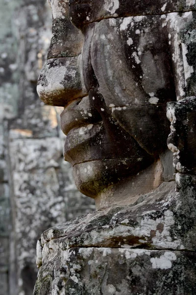 バイヨン寺院の石の顔 テンペル遺跡のアンコールトム アンコール カンボジアの西のシェムリ アップ市近くの寺市 — ストック写真