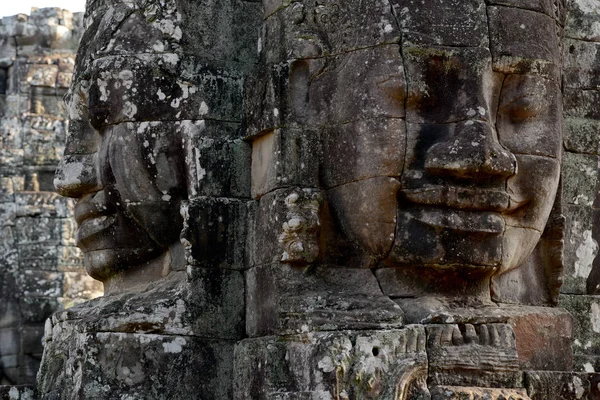 バイヨン寺院の石の顔 テンペル遺跡のアンコールトム アンコール カンボジアの西のシェムリ アップ市近くの寺市 — ストック写真