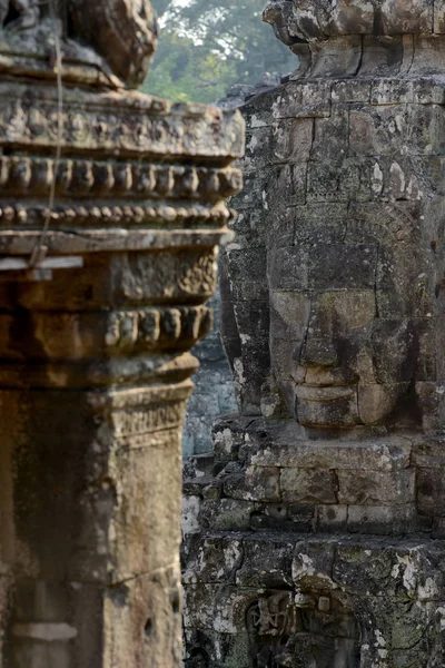 Stenen Står Inför Vid Bayon Templet Tempel Ruiner Angkor Thom — Stockfoto