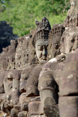 Kamboçya Siem Reap, Nisan 2014: Temple City Angkor Kamboçya Batı yakınındaki Siem Reap şehir Angkor Tom şehirde Güney Kapısı köprüsünde taş yüzü.  