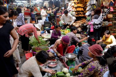 Kamboçya Siem Reap, Nisan 2014: Gıda pazarı ve butik mağazalar Psar Chaa veya eski pazar Kamboçya Siem Reap şehir.  