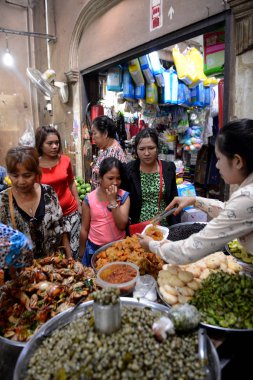 Kamboçya Siem Reap, Nisan 2014: Gıda pazarı ve butik mağazalar Psar Chaa veya eski pazar Kamboçya Siem Reap şehir.  