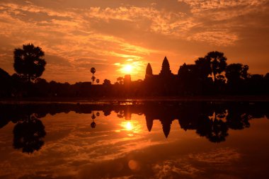 Temple City Angkor Kamboçya Batı yakınındaki Siem Reap şehir Angkor Wat Tapınağı güneş doğarken.