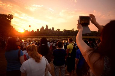 Kamboçya Siem Reap, Nisan 2014: Angkor Temple City Angkor Wat Tapınağı önünde gündoğumu turist Siem Reap Kamboçya Batı yakınındaki..   