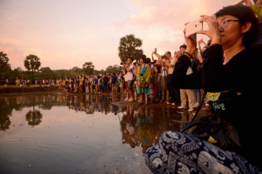 Kamboçya Siem Reap, Nisan 2014: Angkor Temple City Angkor Wat Tapınağı önünde gündoğumu turist Siem Reap Kamboçya Batı yakınındaki..   