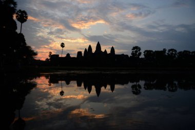 Temple City Angkor Kamboçya Batı yakınındaki Siem Reap şehir Angkor Wat Tapınağı güneş doğarken.