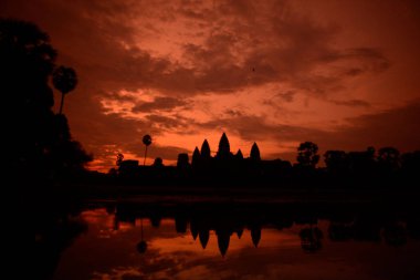 Temple City Angkor Kamboçya Batı yakınındaki Siem Reap şehir Angkor Wat Tapınağı güneş doğarken.