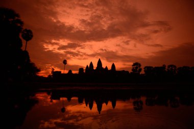 Temple City Angkor Kamboçya Batı yakınındaki Siem Reap şehir Angkor Wat Tapınağı güneş doğarken.