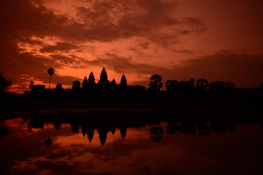 Temple City Angkor Kamboçya Batı yakınındaki Siem Reap şehir Angkor Wat Tapınağı güneş doğarken.