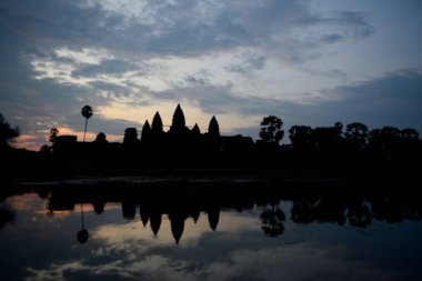 Temple City Angkor Kamboçya Batı yakınındaki Siem Reap şehir Angkor Wat Tapınağı güneş doğarken.