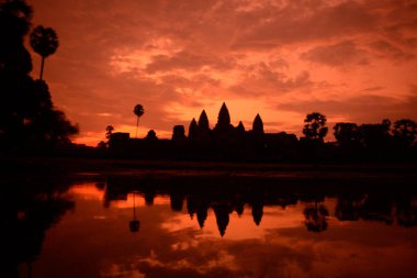 Temple City Angkor Kamboçya Batı yakınındaki Siem Reap şehir Angkor Wat Tapınağı güneş doğarken.