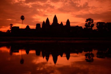Temple City Angkor Kamboçya Batı yakınındaki Siem Reap şehir Angkor Wat Tapınağı güneş doğarken.