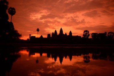 Temple City Angkor Kamboçya Batı yakınındaki Siem Reap şehir Angkor Wat Tapınağı güneş doğarken.