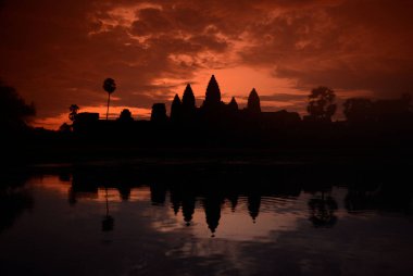 Temple City Angkor Kamboçya Batı yakınındaki Siem Reap şehir Angkor Wat Tapınağı güneş doğarken.