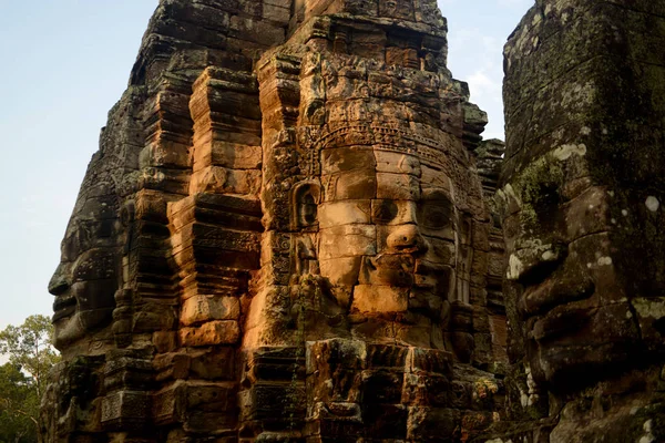 バイヨン寺院の石の顔 テンペル遺跡のアンコールトム アンコール カンボジアの西のシェムリ アップ市近くの寺市 — ストック写真