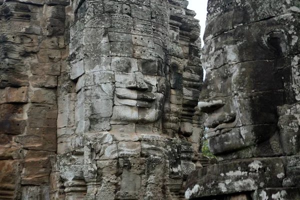 バイヨン寺院の石の顔 テンペル遺跡のアンコールトム アンコール カンボジアの西のシェムリ アップ市近くの寺市 — ストック写真