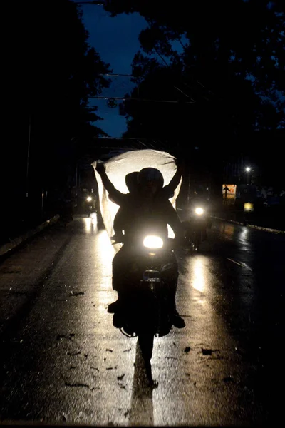 Camboya Siem Reap Abril 2014 Morobike Por Lluvia Una Carretera —  Fotos de Stock