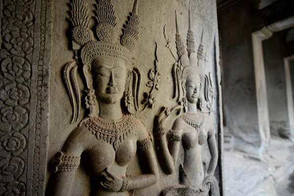 柬埔寨西部暹粒城市吴哥寺城吴哥窟寺的仙女石雕 — 图库照片