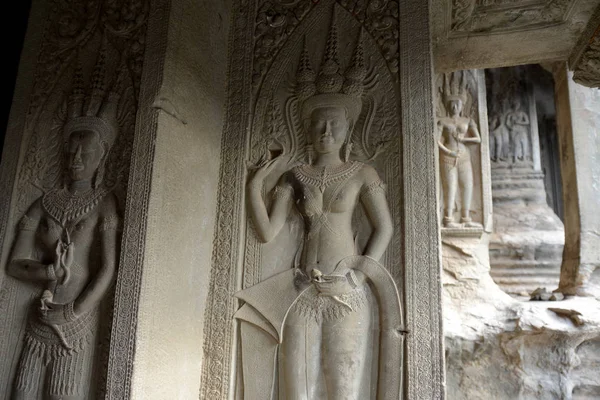 柬埔寨西部暹粒城市吴哥寺城吴哥窟寺的仙女石雕 — 图库照片