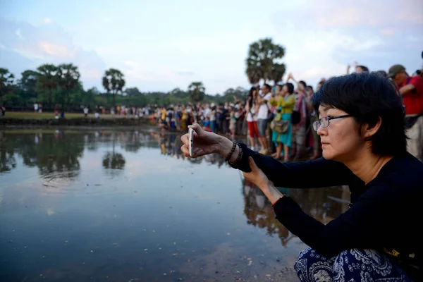Камбоджа Сим Рип Апрель 2014 Туристы Санрайз Перед Храмом Ангкор — стоковое фото