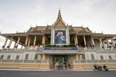 Kamboçya, Phnom Penh, 16 Aralık 2017: Kraliyet Sarayı Kraliyet Sarayı Park Sisowath Quay adlı Tonle Sap nehir, ana kapısı