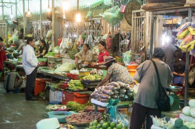 Kamboçya, Phnom Penh, 16 Aralık 2017: Psar Thmei Pazar sebze ve gıda pazarında satıcılara konuşan adam 