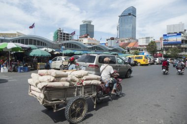 Kamboçya, Phnom Penh, 16 Aralık 2017: trafik yolda Psar Thmei Market  