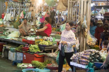 Kamboçya, Phnom Penh, 16 Aralık 2017: Psar Thmei Pazar sebze ve gıda pazarında satırlar arasında yürüyen kadın 