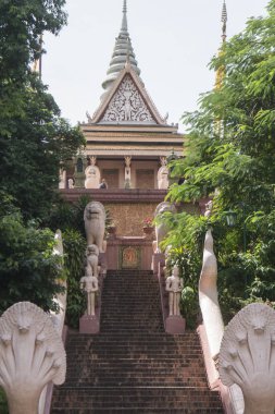 Kamboçya, Phnom Penh, 16 Aralık 2017: Wat Phnom Park tarihi binalarda