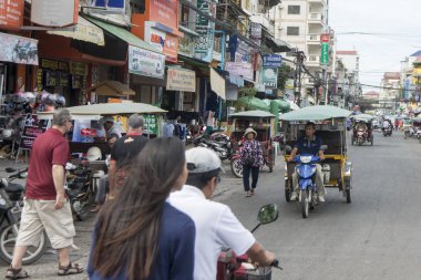 Kamboçya, Phnom Penh, 16 Aralık 2017: sokak köşesinde trafik 