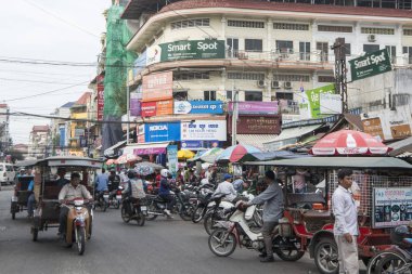 Kamboçya, Phnom Penh, 16 Aralık 2017: sokak köşesinde trafik 