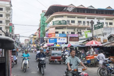 Kamboçya, Phnom Penh, 16 Aralık 2017: sokak köşesinde trafik 