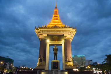 Kamboçya, Phnom Penh - 16 Aralık 2017: Heykel ve Sihanouk Bouelvard, Kral petrol Sihanouk anıt 