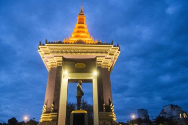Kamboçya, Phnom Penh - 16 Aralık 2017: Heykel ve Sihanouk Bouelvard, Kral petrol Sihanouk anıt 
