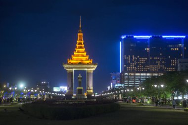 Kamboçya, Phnom Penh - 16 Aralık 2017: Heykel ve Sihanouk Bouelvard, Kral petrol Sihanouk anıt 