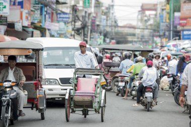 Kamboçya, Phnom Penh, 16 Aralık 2017: çekçek taksi ve mopedler Rating kentsel Street 
