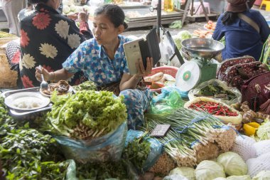 Kamboçya, Phnom Penh, 16 Aralık 2017: sebze ve gıda pazarında Psar Thmei Pazar öğle yemeği yemeyi kadın 