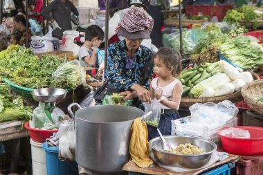 Kamboçya, Phnom Penh, 16 Aralık 2017: sokak gıda mutfak gıda Kandal Pazar insanlar yürürken, insanlar 