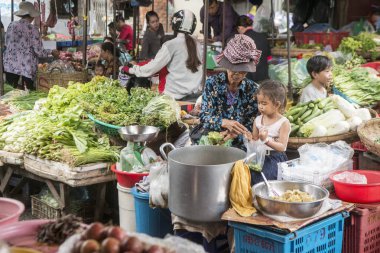 Kamboçya, Phnom Penh, 16 Aralık 2017: sokak gıda mutfak gıda Kandal Pazar insanlar yürürken, insanlar 