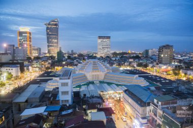 Kamboçya, Phnom Penh - 16 Aralık 2017: yukarıdan görüş şehir ve Psar Thmei Pazar akşamları ışıklarda,