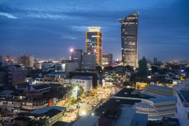 Kamboçya, Phnom Penh - 16 Aralık 2017: yukarıdan görüş şehir ve Psar Thmei Pazar akşamları ışıklarda,