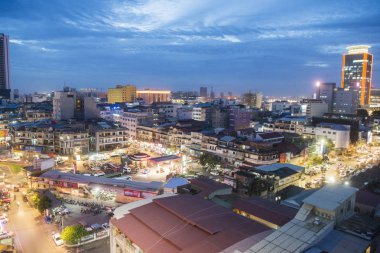 Kamboçya, Phnom Penh - 16 Aralık 2017: yukarıdan görüş şehir ve Psar Thmei Pazar akşamları ışıklarda,