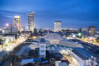 Kamboçya, Phnom Penh - 16 Aralık 2017: yukarıdan görüş şehir ve Psar Thmei Pazar akşamları ışıklarda,