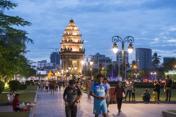 Kamboçya, Phnom Penh - 16 Aralık 2017: Sihanouk Boulevard Bağımsızlık Anıtı