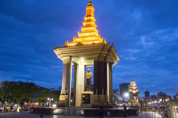 柬埔寨 2017年12月16日 西哈努克国王西哈努克 Bouelvard 的雕像和纪念碑 — 图库照片