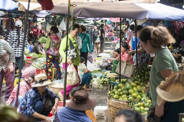 カンボジア プノンペン 2017 プサー マーケット市場で青果物の食品市場内の行の間を歩いて — ストック写真
