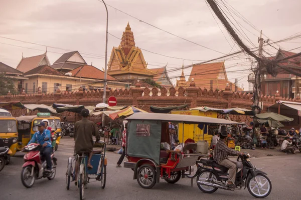 Camboja Camboja Phnom Penh Dezembro 2017 Tráfego Perto Wat Ounalom — Fotografia de Stock