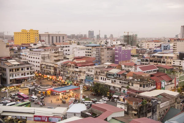 Kamboçya, Phnom Penh - 16 Aralık 2017: şehir manzaralı Psar Thmei Pazar ile yukarıdan görüntülemek